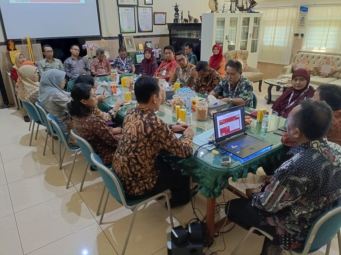 Suasana Diskusi di Ruangan Kepala SMK Negeri 1 Surabaya